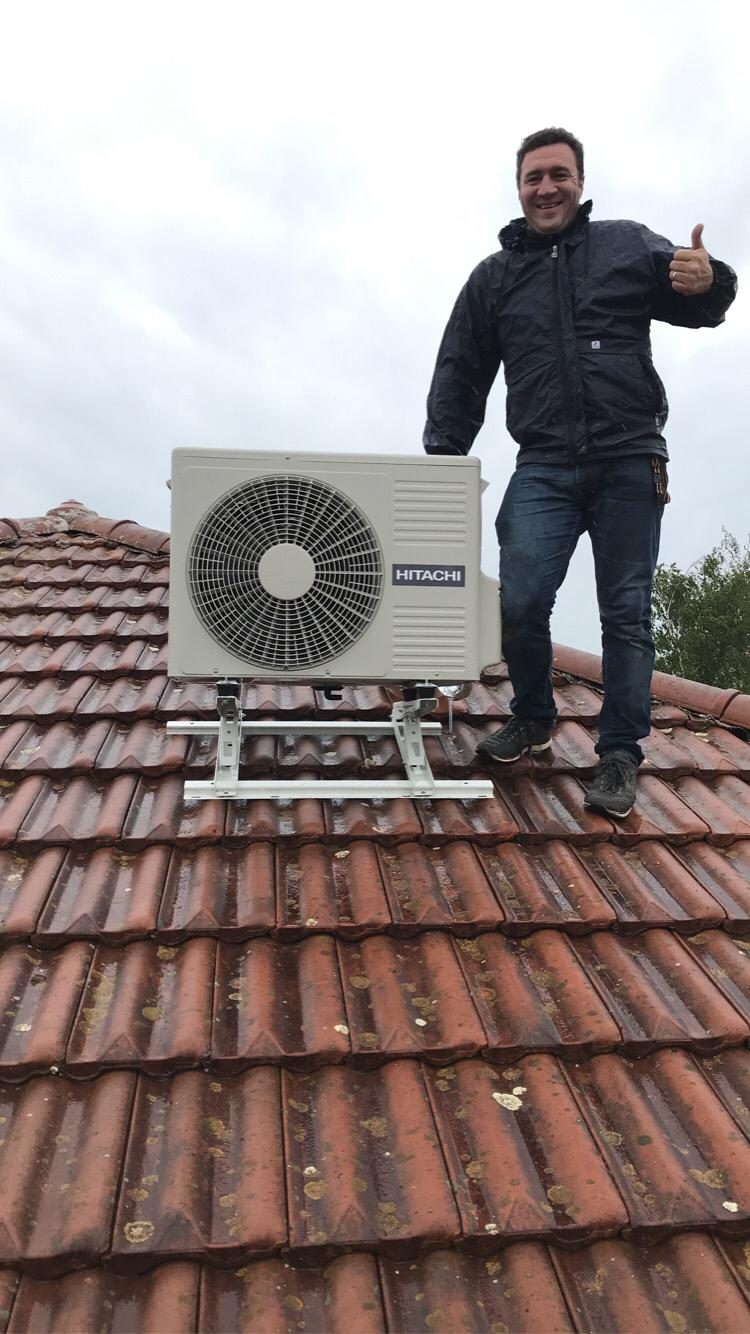 Mathieu Maurin, fondateur Easy Calo, sur un chantier d'installation de pompe à chaleur à Lagnieu